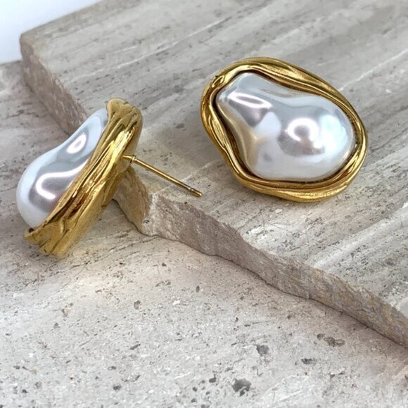 NEW ~ Anthropologie Shashi Bezel Baroque Pearl Stud Earrings - Picture 6 of 8